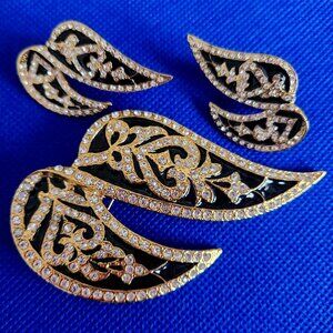 1990-S BUTLER VINTAGE BLACK ENEMEL GOLD TONE BROOCH AND CLIPS SET WITH CLEAR STO
